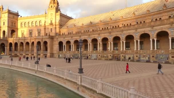 Plaza de España es la plaza del Parque María Luisa, Sevilla, Andalucía, España, construida en 1928 para la Exposición Iberoamericana. Se trata de estilos renacentistas y moriscos de la arquitectura española . — Vídeo de stock