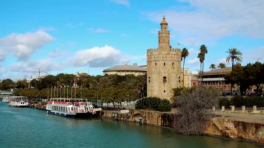 Torre del Oro (altın kule) Seville, Endülüs, İspanya dodecagonal askeri gözetleme kulesi var. Seville Guadalquivir Nehri üzerinden erişimi denetlemek için Muvahhidler Hilafet tarafından dikildi.