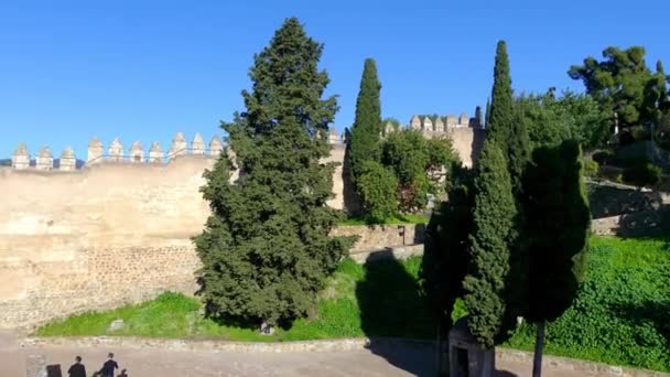 Alcazar de Gibralfaro - крепость, расположенная в испанском городе Малага. Финикийский вольер содержал маяк, который дал название холму Гибралфаро (Джбель-Фаро, или Маяк ). — стоковое видео