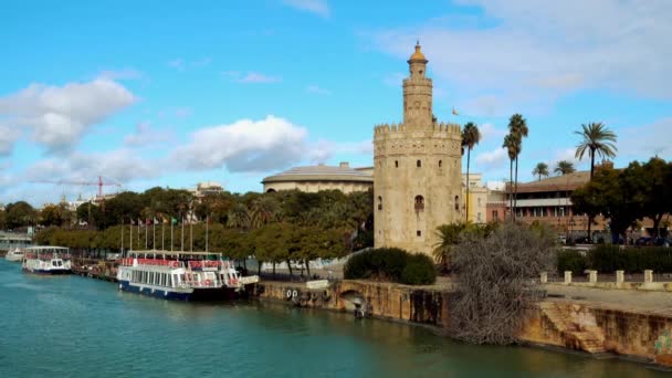 Torre del Oro es una torre de vigilancia militar dodecagonal en Sevilla, Andalucía, España. Fue erigido por el califato almohade para controlar el acceso a Sevilla a través del río Guadalquivir . — Vídeos de Stock