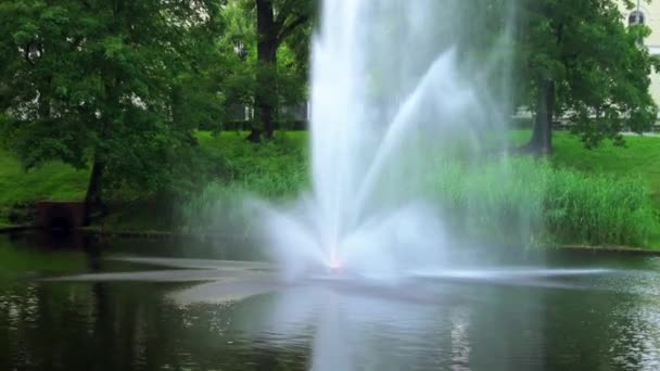 Fountain in Bastion hill es una antigua colina a granel, ubicada en el centro de Riga, Letonia, frente a Powder Tower. Precediendo una de las principales entradas al casco antiguo desde el lado de la calle Smilshu (Peschanaya) . — Vídeos de Stock