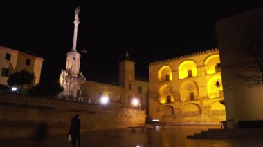 San Rafael Cordoba zaferi sütun. Cordoba Andalusia, Güney İspanya ve Cordoba eyaletinin başkenti bir şehirdir.