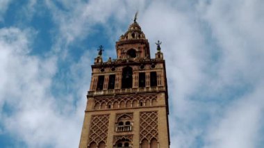 Giralda çan kulesi, Seville Katedrali Seville, İspanya olduğunu. Bu aslında Mağribi döneminde Muvahhidler Hanedanı Rönesans tarzı top ile saltanatı sırasında Minare inşa edilmiştir.