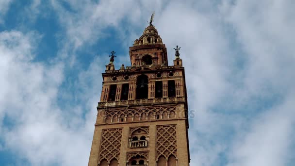 Giralda je bell tower sevillské katedrály v Seville, Španělsko. Byl původně postaven jako minaret v maurské období, během panování dynastie almohádovský s renesančním stylu top. — Stock video