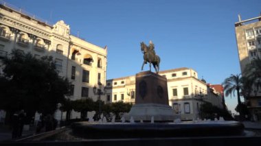 Plaza de Las Tendillas Cordoba heykel büyük Kaptan. Meydanı ana ticari caddeleri Cruz Conde ve Gondomar sokaklarında gibi bağlayıcı olarak hizmet vererek şehir, Cordova içinde (İspanya) bulunmaktadır