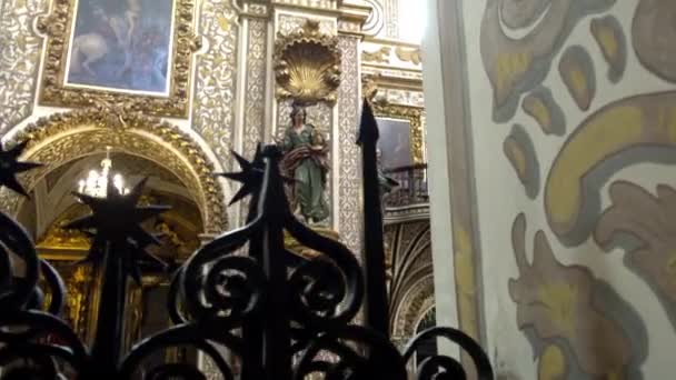 GRANADA, ESPANHA - JANEIRO 29 2017: Basílica de Nossa Senhora das Angustias em Granada. Granada é uma cidade na comunidade autónoma da Andaluzia, Espanha, localizada a pé das montanhas da Serra Nevada . — Vídeo de Stock
