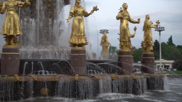 Fuente de la amistad de las naciones en VDNKh. Exposición de Logros de la Economía Nacional es permanente feria comercial de propósito general y parque de atracciones en Moscú, Rusia . — Vídeos de Stock