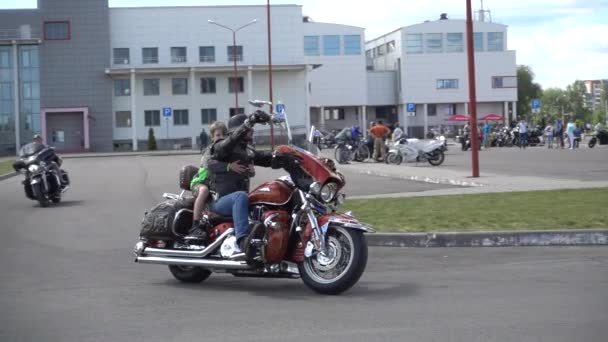 BREST, BELARUS - 27 DE MAYO DE 2017: Brest Bike Festival International. Cabalgando huéspedes en motocicletas . — Vídeos de Stock