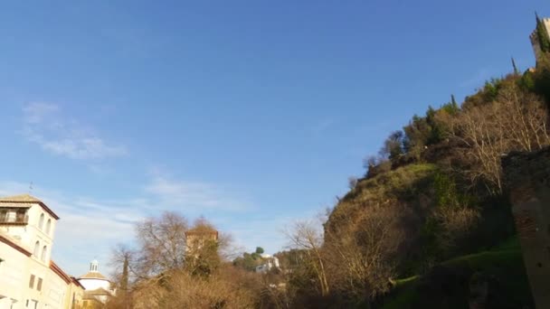 Bron av Cadi på gatan Carrera del Darro i Granada, Andalusien, Spanien — Stockvideo