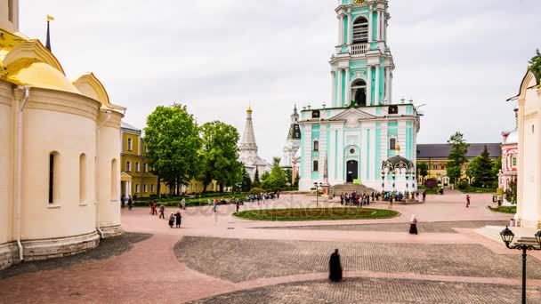 Sergiev Posad - juni 8 2016: Timelapse 4k fem nivåer Lavra Bell Tower, byggt under åren 1741-1770. Den Trinity Lavra av Sankt Sergius är den viktigaste ryska klostret. — Stockvideo