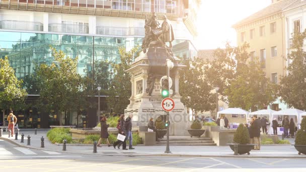 En ünlü anıt Christopher Columbus ve kraliçesi Isabella kendini tasvir Granada, İspanya, kare Isabella Catholic üzerinde duruyor. Columbus ona yolculuk onun Haritası gösterir. — Stok video