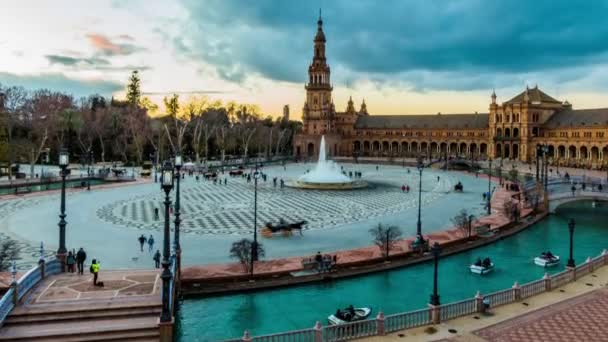 游戏中时光倒流： 西班牙广场是玛丽亚路易莎公园，塞维利亚，西班牙安达卢西亚，建于 1928 年为伊比利亚-美洲博览会广场。它是文艺复兴时期和摩尔复兴风格的西班牙建筑. — 图库视频影像