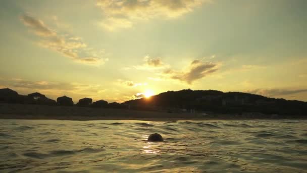 Slow Motion: Mooie meisje speelt in de golven van de zee van de warme zomer. — Stockvideo