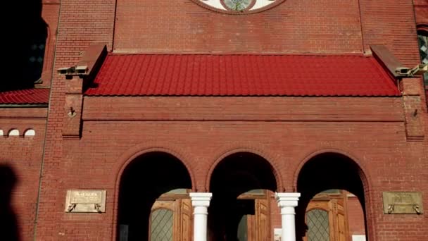 教会的圣徒西蒙和海伦娜也被称为红教堂是罗马天主教会在明斯克，白俄罗斯的独立广场上。它是由建筑师库什萨克 Pajzderski 和瓦拉迪斯劳马可尼设计. — 图库视频影像
