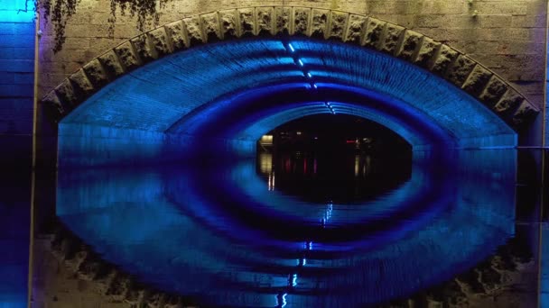 Bastion hill (Bastejkalns) est une ancienne colline en vrac, située dans le centre de Riga, en Lettonie, en face de la tour de poudre. Avant l'une des entrées principales de la vieille ville de côté de la rue Smilshu (Peschanaya) .