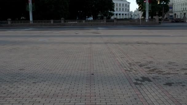 Place d'Octobre dans le centre de Minsk, Biélorussie, qui est situé entre l'avenue de l'Indépendance, les rues Engels et la rue internationale . — Video