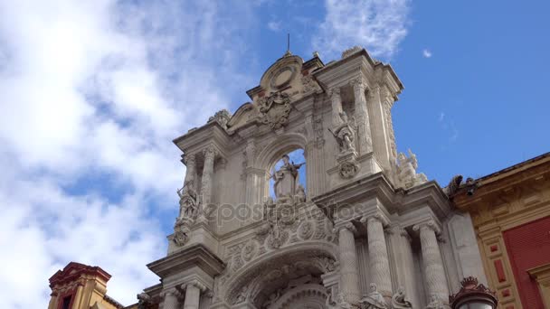 Algemene weergave van Paleis van San Telmo, in 2010 na restauratie door de architect Guillermo Vazquez Consuegra. Sevilla is de hoofdstad en grootste stad van de autonome gemeenschap van Andalusië, Spanje. — Stockvideo
