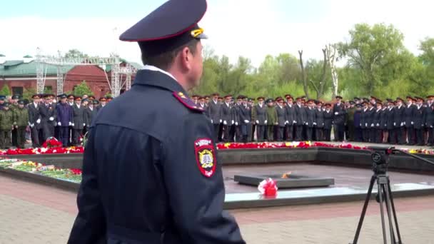 브레스트, 벨로루시-5 월 9 2017: 축제 집회와 승리 기념일에 위대한 애국 전쟁에 헌신 하는 브레스트 요새에서 군인의 3 월. — 비디오