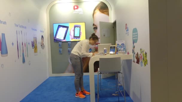 IFA, BERLIN - SETEMBRO 5: Pavilhão de PlayBrush na exposição internacional de rádio Berlin, Messe, Alemanha . — Vídeo de Stock