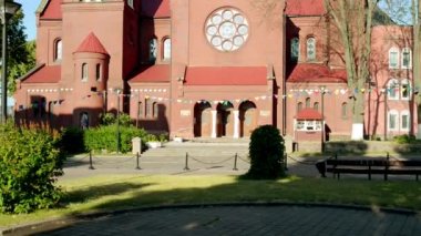 Kilise aziz Simon ve Elena Kızıl kilise olarak da bilinen Roma Katolik Kilisesi, Minsk, Belarus bağımsızlık Meydanı var. Tomasz Pajzderski ve Wladyslaw Marconi mimarlar tarafından tasarlanmıştır.