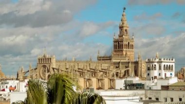 Giralda çan kulesi, Seville Katedrali Seville, İspanya olduğunu. Bu aslında Mağribi döneminde Muvahhidler Hanedanı Rönesans tarzı top ile saltanatı sırasında Minare inşa edilmiştir.