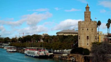 Torre del Oro (altın kule) Seville, Endülüs, İspanya dodecagonal askeri gözetleme kulesi var. Seville Guadalquivir Nehri üzerinden erişimi denetlemek için Muvahhidler Hilafet tarafından dikildi.