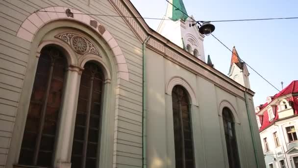 Igreja Nossa Senhora das Dores é uma igreja católica romana em Riga, capital da Letônia. Igreja está situada no endereço 5 Pils Street. Foi construído em 1785. . — Vídeo de Stock