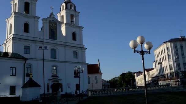 Kerk van St. Cyrillus van Turov in Minsk, Wit-Rusland op spirituele educatief centrum van Wit-Russische orthodoxe kerk. Minsk Theologische Academie. — Stockvideo