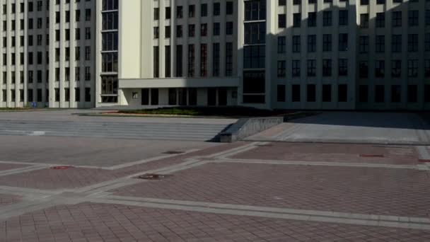 A casa do Governo da república da Bielorrússia está construindo do Governo da república da Bielorrússia em Minsk. Está localizado na Praça da Independência. É um dos melhores monumentos de construtivismo . — Vídeo de Stock