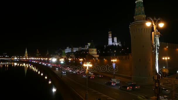4 k 莫斯科克里姆林宫，莫斯科河在夜间背景上。莫斯科克里姆林宫，是一个在莫斯科的心脏腹地的强化的复杂。作为俄罗斯联邦总统官邸的复杂. — 图库视频影像
