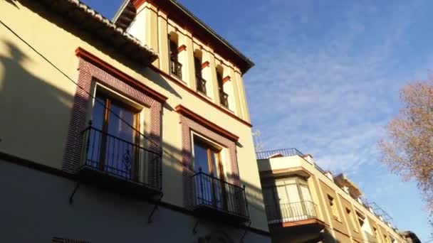 Улица Carrera del Darro в Гранаде, Андалусия, Испания — стоковое видео