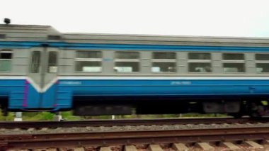 Banliyö yolcu tren sürmek yaz kırsal çerçevede.