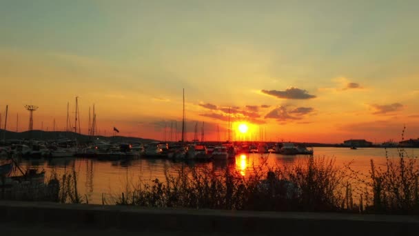 Avond marina port in Sozopol, Bulgarije. Jachten en schepen tegen de achtergrond van de zonsondergang. — Stockvideo