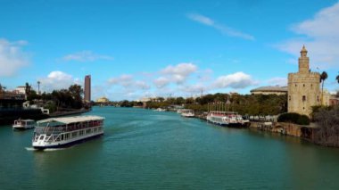 Torre del Oro (altın kule) Seville, Endülüs, İspanya dodecagonal askeri gözetleme kulesi var. Seville Guadalquivir Nehri üzerinden erişimi denetlemek için Muvahhidler Hilafet tarafından dikildi.