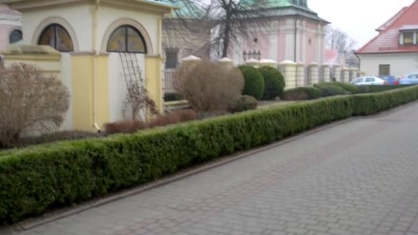 Kerk van Sts. Clement van paus en martelaar in Wieliczka, Polen - parochiekerk (fara) Clement, paus, de derde opvolger van St. Peter en de eerste beschermheer van mijnwerkers. — Stockvideo