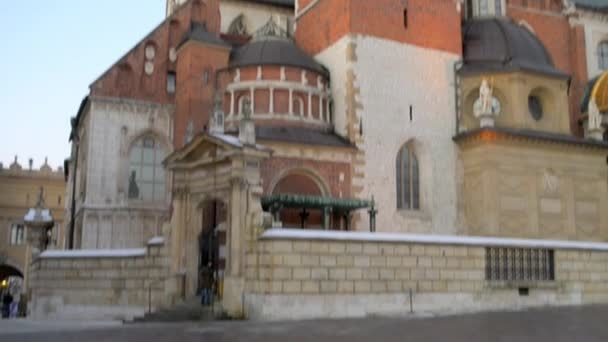 Wawel jest ufortyfikowany kompleks architektoniczny wzniesiony na lewym brzegu Wisły w Krakowie, Polska. Tam jest Zamek Królewski i Katedra Wawelska, (który jest Bazylika St Stanisława i St Waclaw). — Wideo stockowe