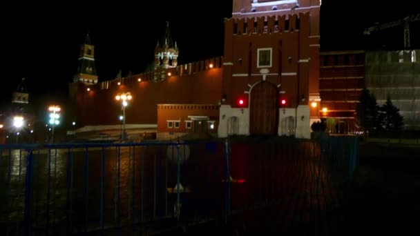 Spasskaya (Megváltó) torony fő torony folyosón keresztül a keleti fal, a Kreml, ahonnan kilátás nyílik a Vörös tér, Moszkva, Oroszország. — Stock videók
