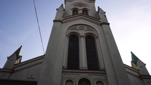 Igreja Nossa Senhora das Dores é uma igreja católica romana em Riga, capital da Letônia. Igreja está situada no endereço 5 Pils Street. Foi construído em 1785. . — Vídeo de Stock