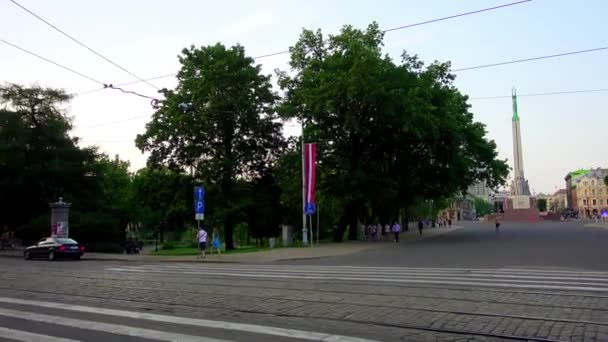 Monumento a la Libertad se encuentra en Riga, Letonia, en honor a los soldados muertos durante la Guerra de Independencia de Letonia . — Vídeo de stock