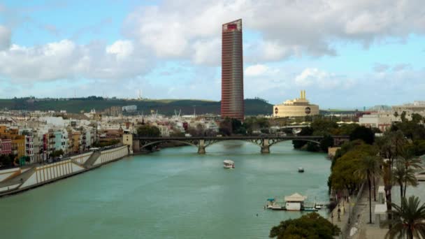 Sevilla věž (Torre Sevilla) je mrakodrap v Seville, Španělsko, která se staví za masterplan Puerto Triana. Známo, až do roku 2015 Cajasol Tower nebo Pelli Tower. — Stock video