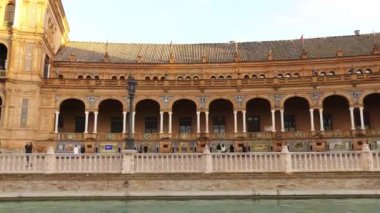İspanya Meydanı plaza Maria Luisa Park, Sevilla, Endülüs, İspanya, 1928'de Latin-Amerikan Fuarı için inşa var. Rönesans ve Mağribi Revival stilleri İspanyol mimarisinin olduğunu.