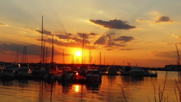 Porto da marina noturna em Sozopol, Bulgária. Iates e navios contra o pano de fundo do pôr do sol . — Vídeo de Stock