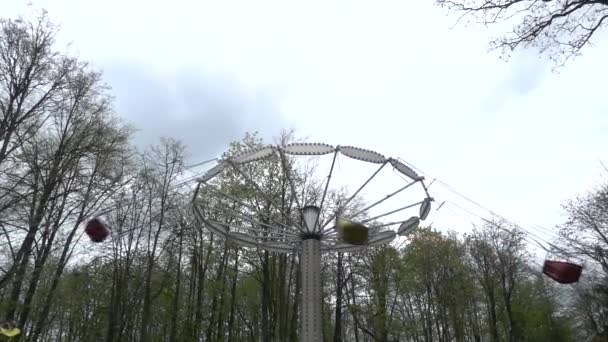 Slow Motion: Circulaire carrousel in voorjaar stadspark. — Stockvideo