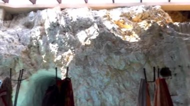 Miskolc, Macaristan - 9 Temmuz 2017: Banyo Cave city Miskolc, Macaristan parçası olan Miskolctapolca, doğal mağarada termal banyo olduğunu. Termal su eklem ağrıları azaltmak için ünlüdür.