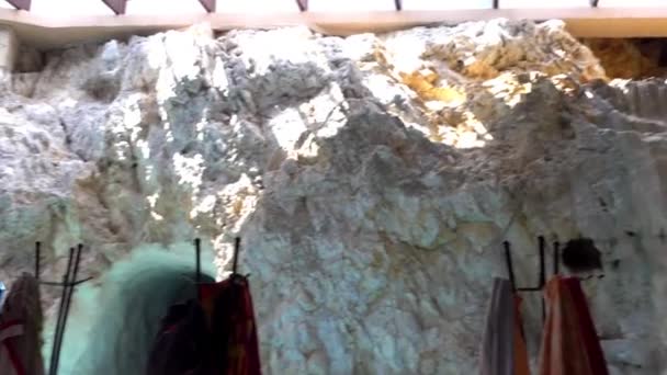 Miskolc, Ουγγαρία - 9 Ιουλίου 2017: Σπήλαιο λουτρών είναι ιαματικό λουτρό σε φυσική σπηλιά Miskolctapolca, η οποία αποτελεί μέρος της πόλης του Μίσκολτς, Ουγγαρία. Ιαματικό νερό είναι φημισμένα για τη μείωση πόνο στις αρθρώσεις. — Αρχείο Βίντεο