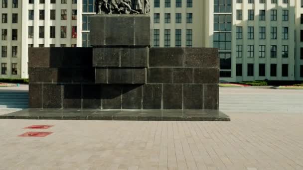 Monument av Lenin nära huset av regeringen i Republiken Vitryssland är byggnaden av regeringen i Republiken Vitryssland i Minsk. Det ligger på Independence Square. — Stockvideo