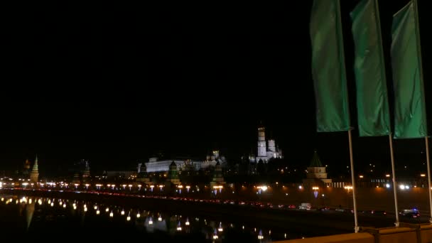4k Κρεμλίνο της Μόσχας, σε ένα φόντο του ποταμού Μόσχοβα τη νύχτα. Κρεμλίνο της Μόσχας, είναι ένα οχυρωμένο συγκρότημα στην καρδιά της Μόσχας. Συγκρότημα χρησιμεύει ως επίσημη κατοικία του Προέδρου της Ρωσικής Ομοσπονδίας. — Αρχείο Βίντεο