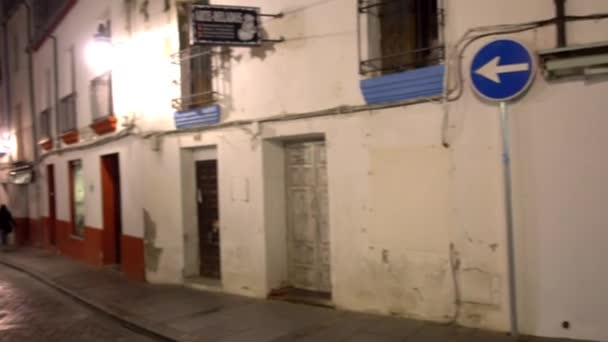Casas antigas na noite escura em Córdoba, Andaluzia, Espanha . — Vídeo de Stock