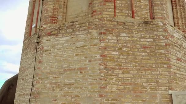 Torre del Oro é uma torre de vigia militar dodecagonal localizada em Sevilha, Andaluzia, Espanha. Foi erguida pelo Califado Almóada para controlar o acesso a Sevilha através do rio Guadalquivir. . — Vídeo de Stock