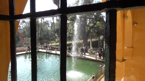자드 정원입니다. 세비야의 알 카사 르 왕궁은 세비야, 안달루시아, 스페인, 무어 회교도 임금에 의해 원래 개발에. — 비디오